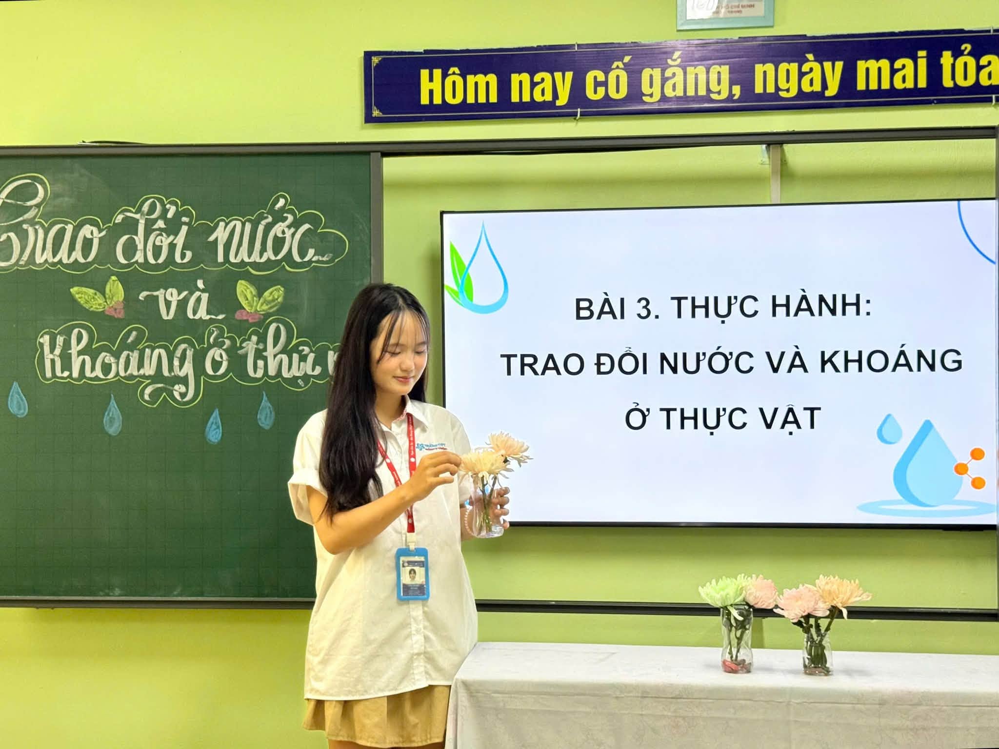 Đóa hoa thanh xuân bên bình hoa lớp học
